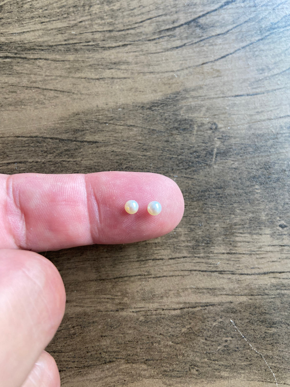 Par de Pérolas Redondas Naturais 3.5–4mm com Meio Furo (2 Peças)