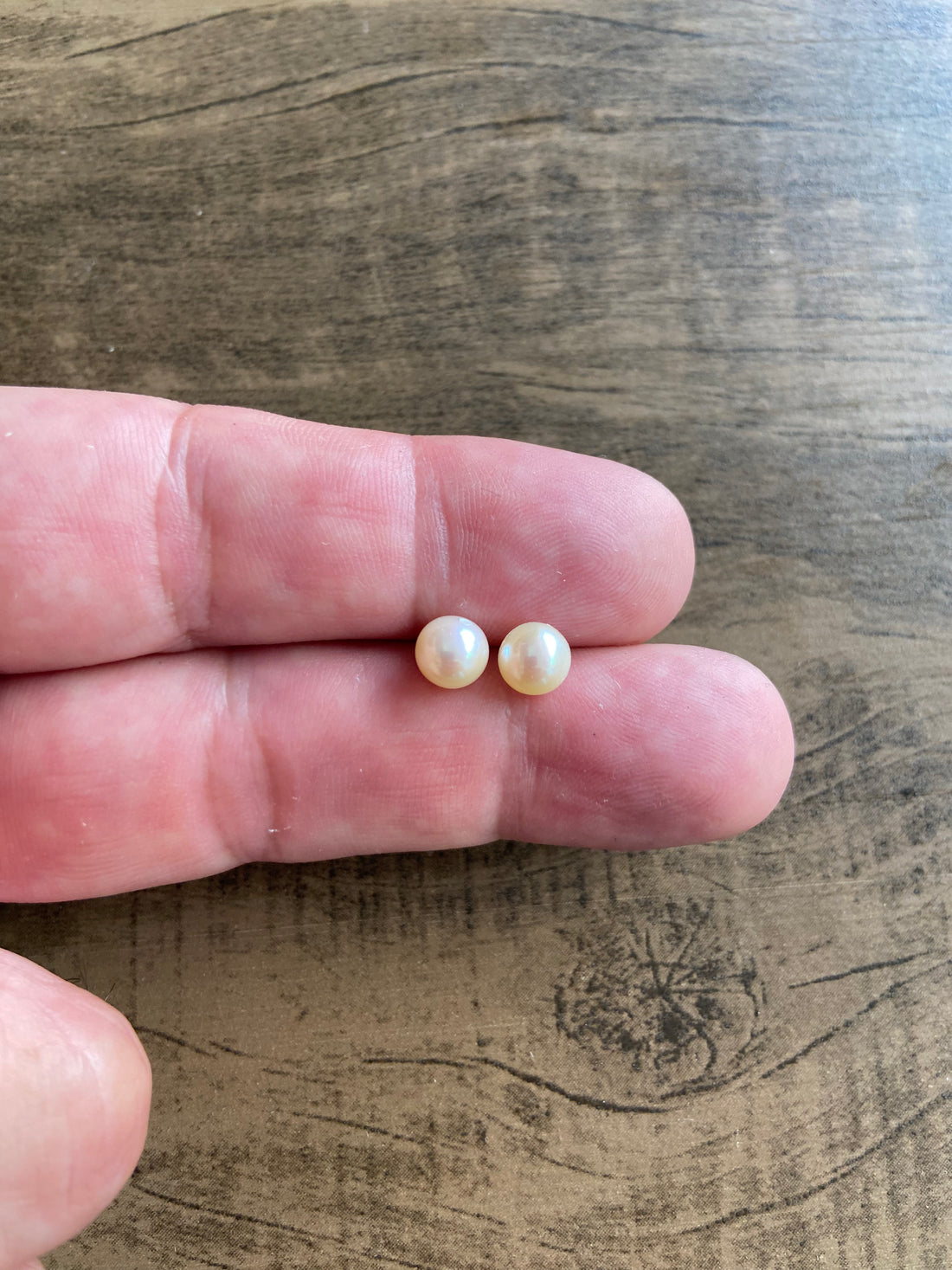 Par de Pérolas Redondas Naturais 6–6.5mm com Meia Furação (2 Peças)