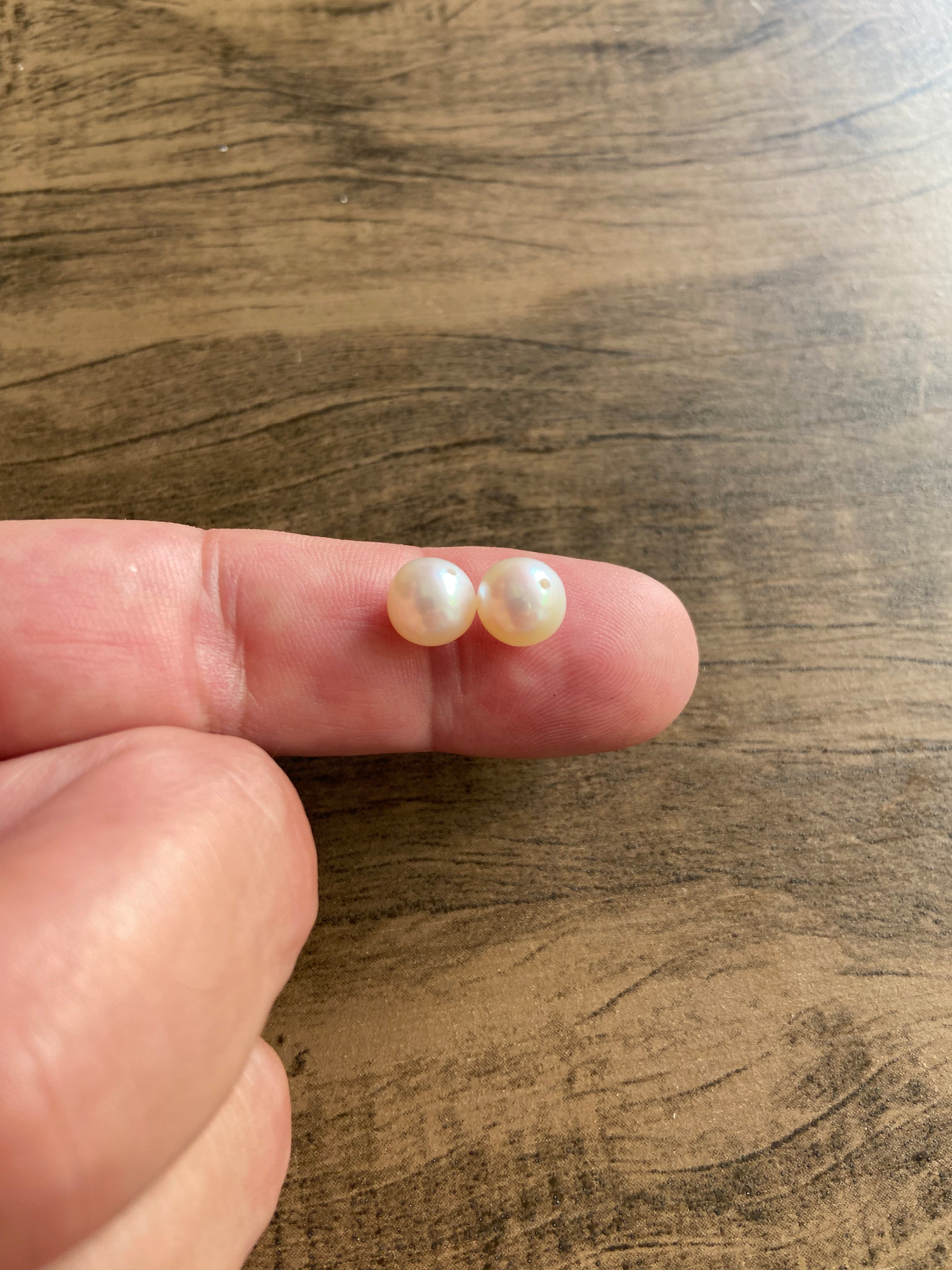 PÉROLA REDONDA 8-8.5 MM - 1/2 FURO - PAR - 2 PÇS