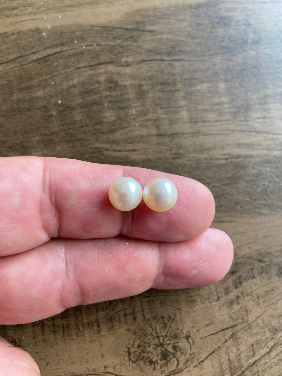 Par de Pérolas Redondas Naturais 8.5–9mm com Meio Furo (2 Peças)
