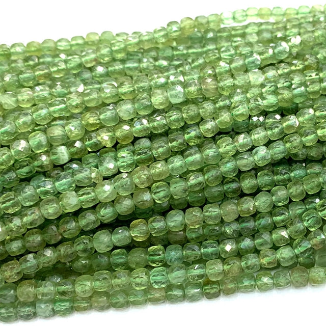 Apatita Verde Cubo Facetado 4.2-4.5 mm - 1 Fio - 39cm