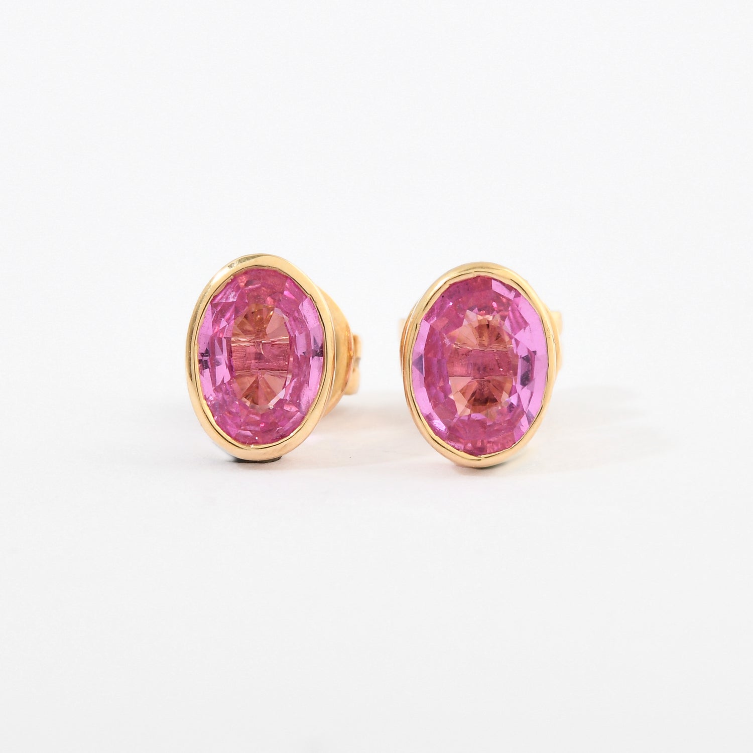 Brinco Stud Oval Bezel Set Safira Rosa