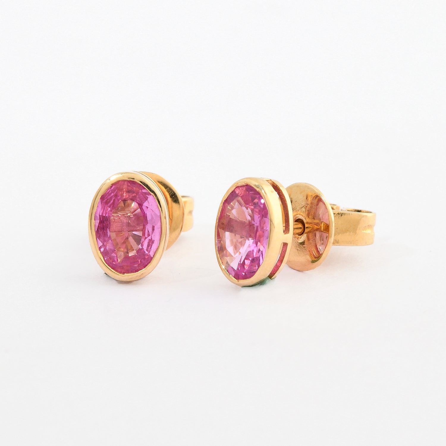 Brinco Stud Oval Bezel Set Safira Rosa