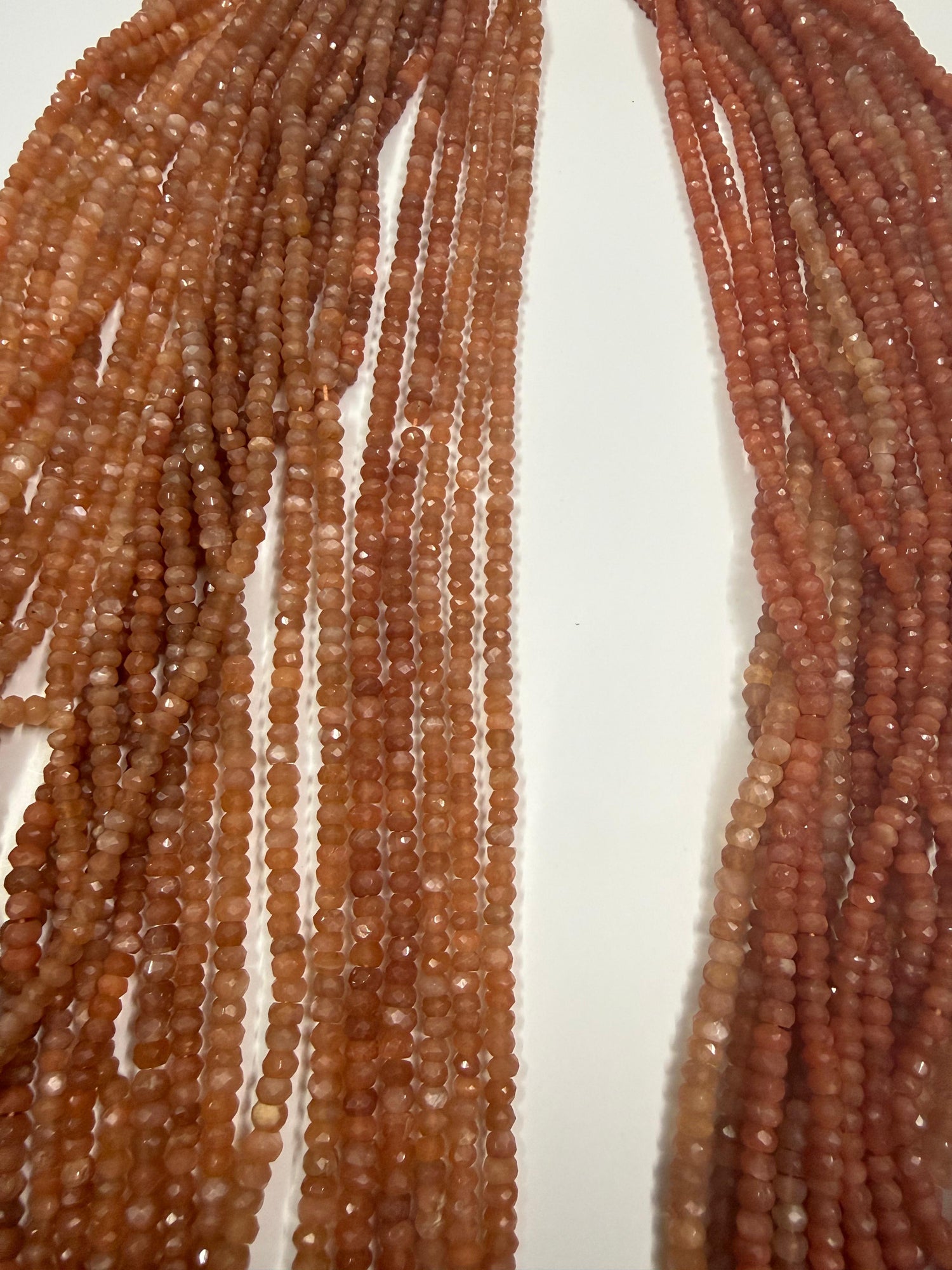 Peach Moonstone Botão Facetado 4-4.5 mm - 1 Fio 38 cm